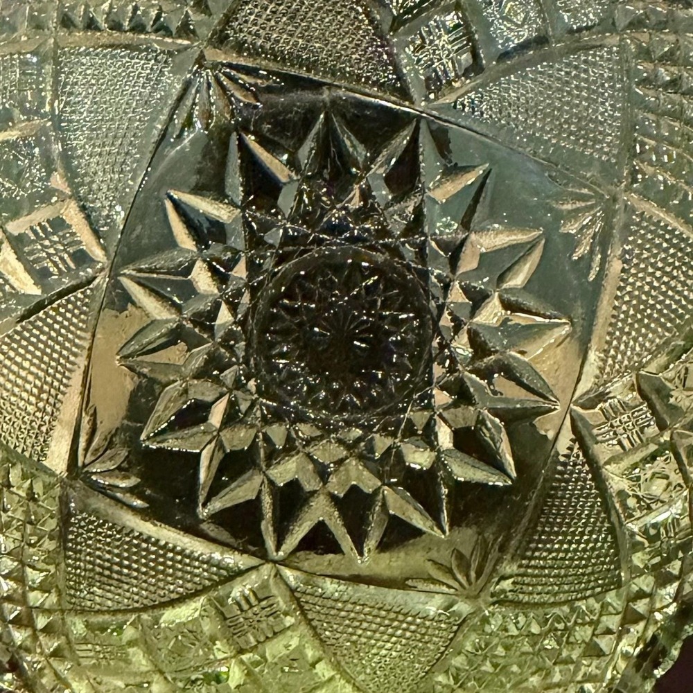 Vintage Green Pressed Glass Bowl Starburst Geometric Pattern Scalloped Edge 8in - Picture 4 of 5